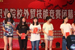  朗斯老将退役仪式感动全场观众  